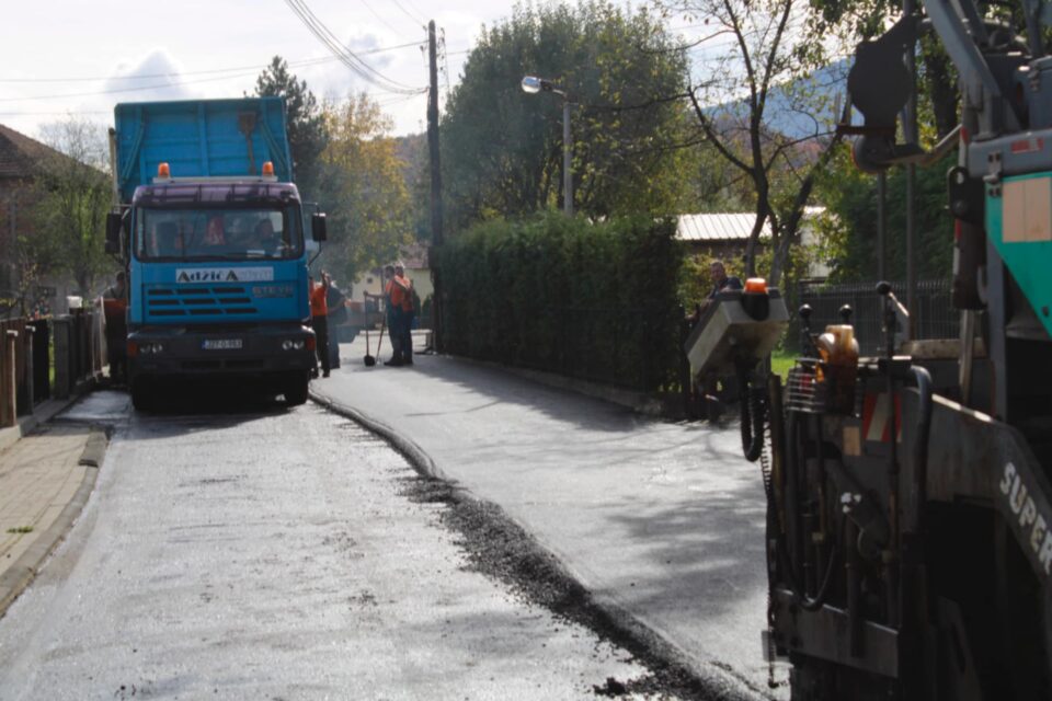 Nastavljaju se radovi na asfaltiranju dionice Rijeka