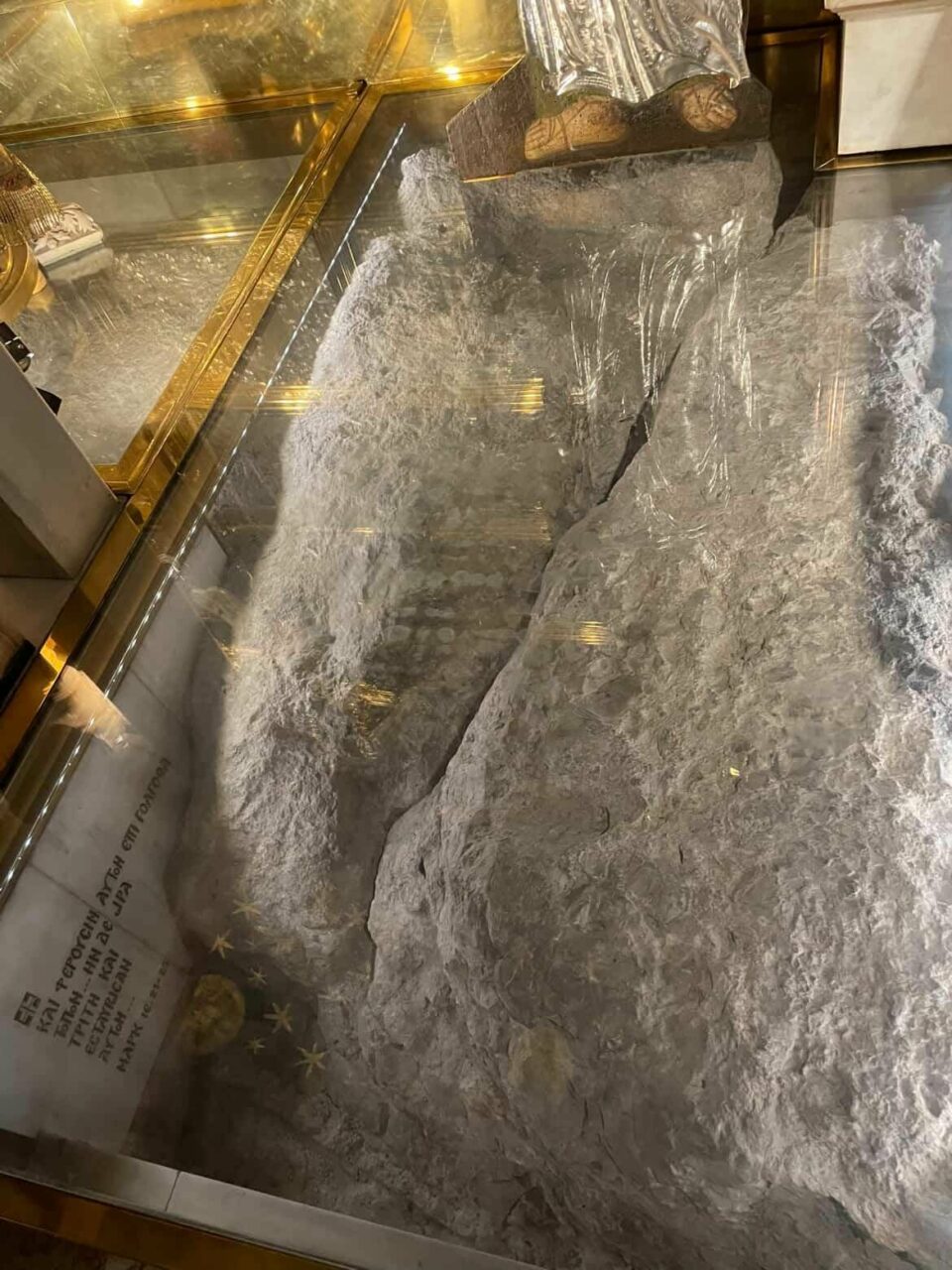 Stijena koja je pukla nakon raspeća