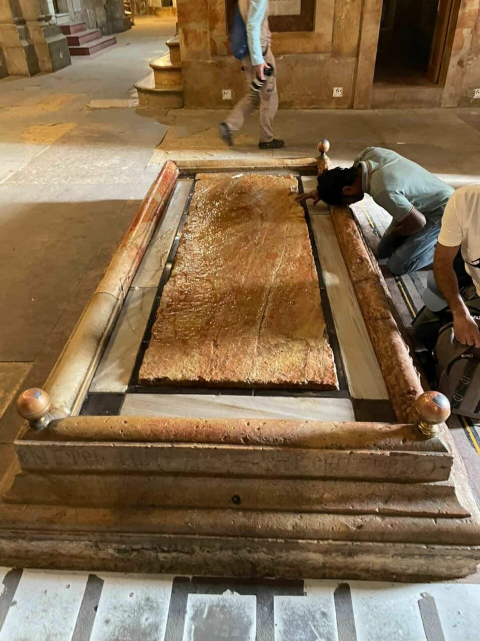 Kamen pomazanja na koji su stavili Isusa s križa i premazali ga uljima