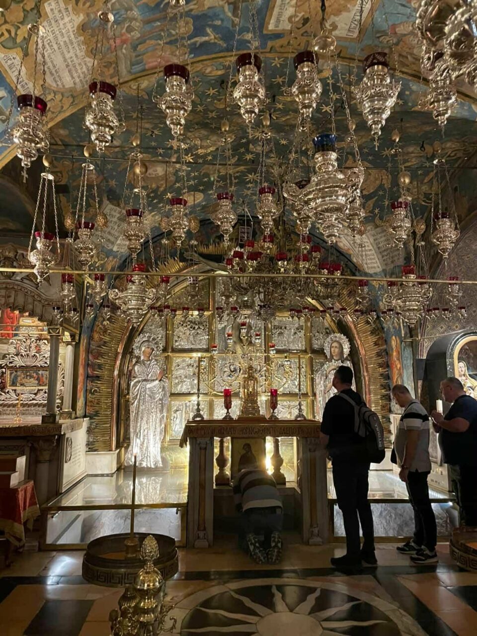 Oltar ispod kojeg se može dodirnuti stijena koja je pukla nakon raspeća